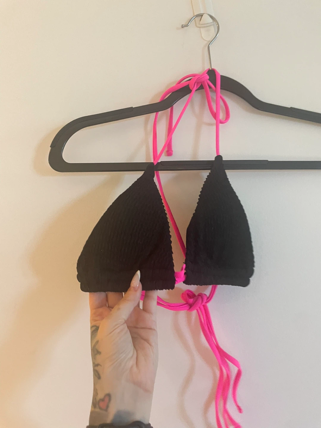 NEVER WORN Black bikini W/ HOT pink straps - photo 4