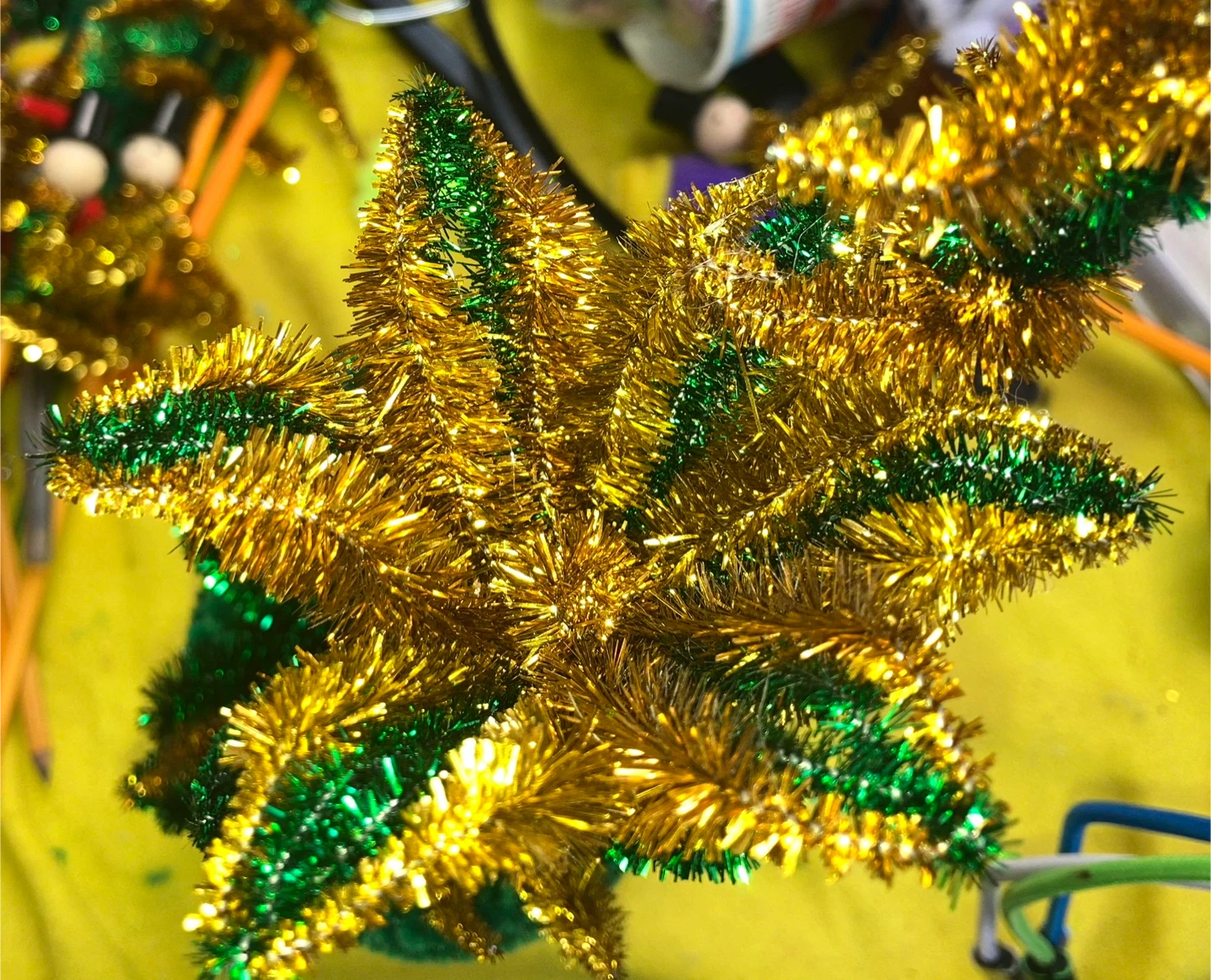 Gold and Green Tinsel Decorative flower with pencil - photo 4