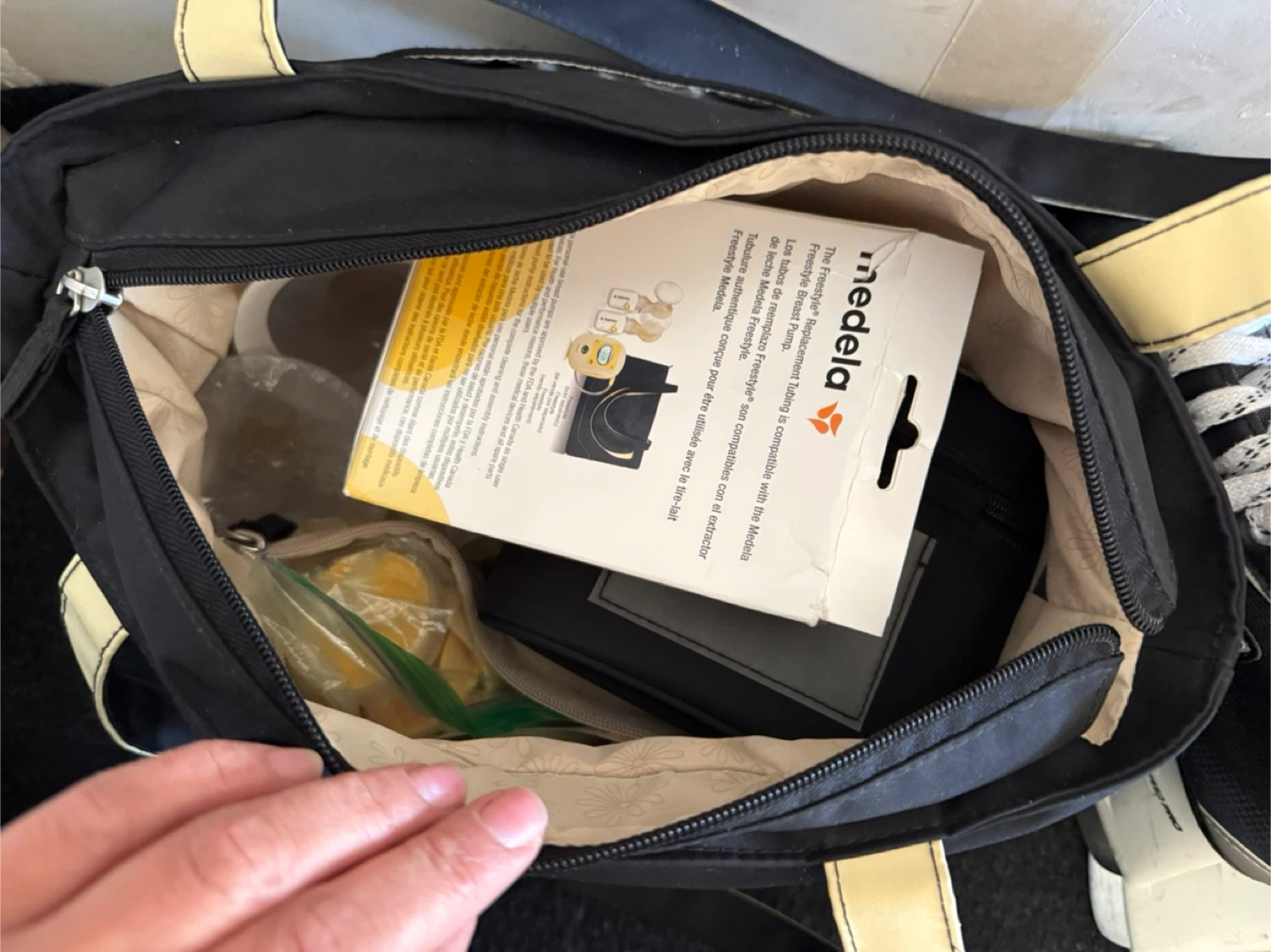 Medela Breast Pump Bag with Accessories - photo 2