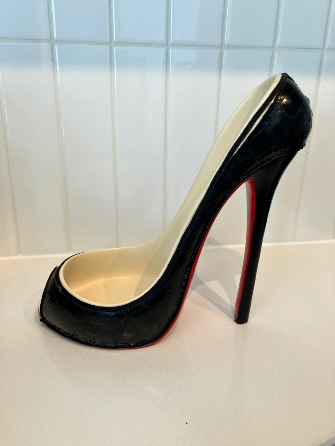 Fun red bottom wine holder with stopper - photo 5