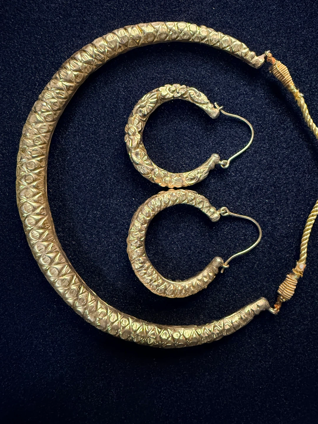 Gold Coloured Choker Necklace and Hoop Earrings Set - photo 3