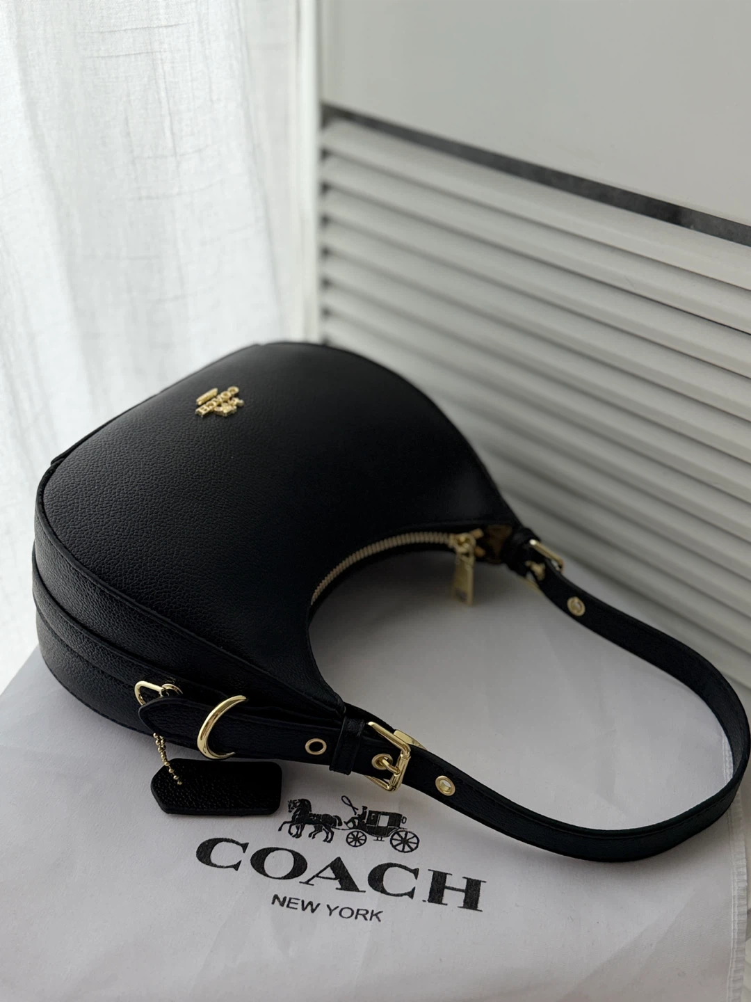 Black Leather COACH Hobo Shoulder Bag with Gold Hardware - photo 5