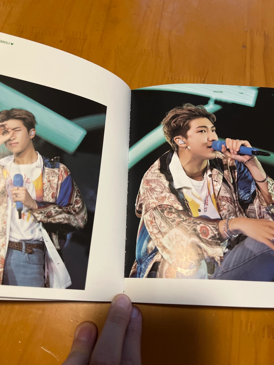 BTS World Tour DVD set with authographed card - photo 3