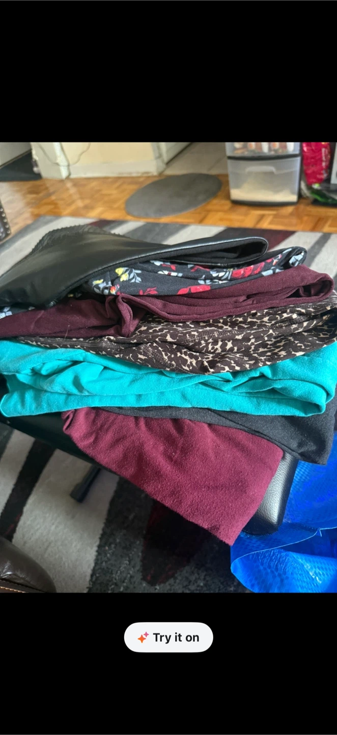 P7. Bundle of Women's Pants and Leggings