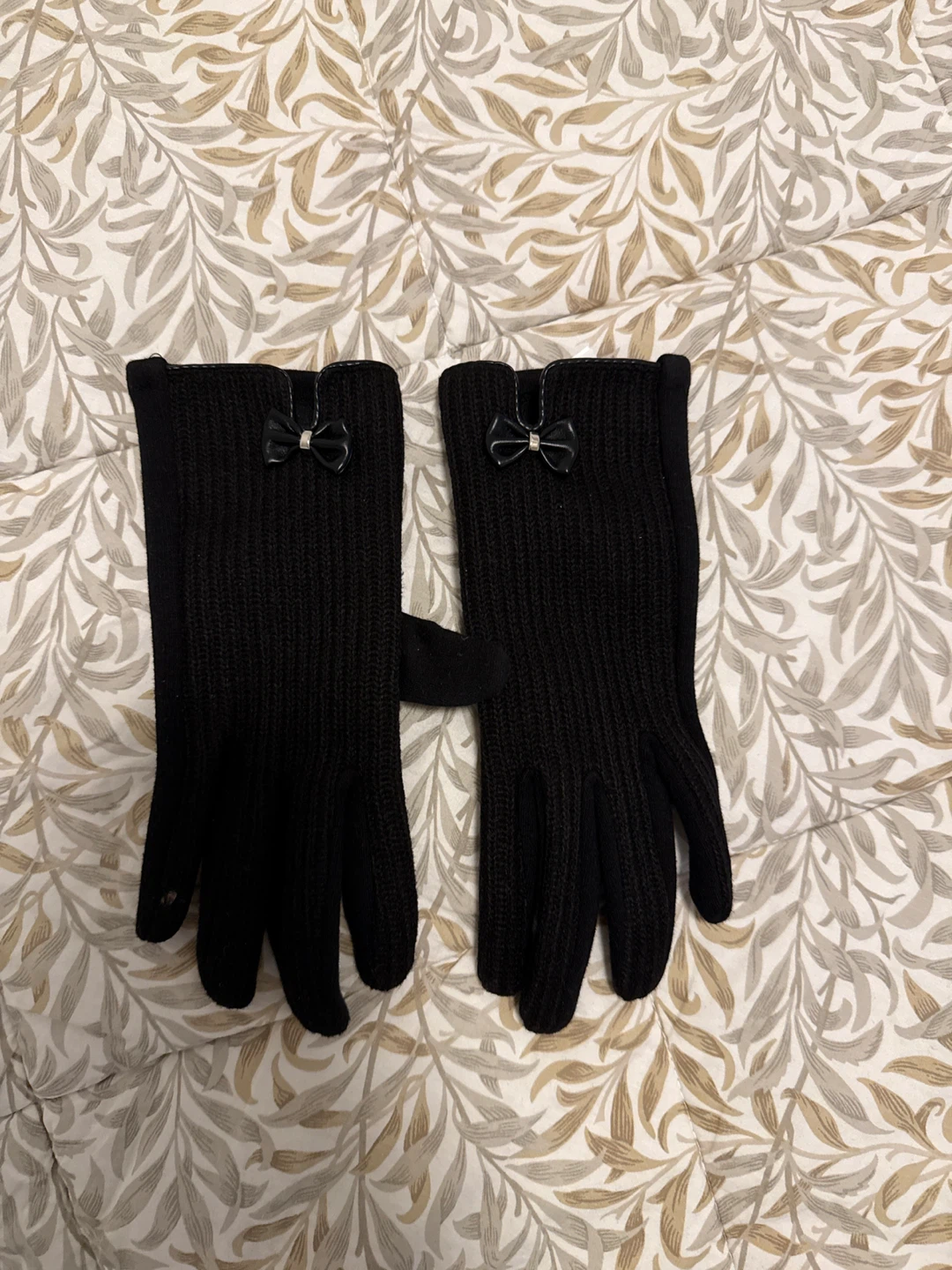 Black touchscreen gloves with bow detail