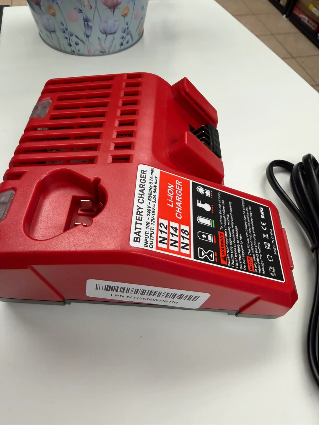Milwaukee 12V-18V Lithium Ion Battery Charger - photo 2