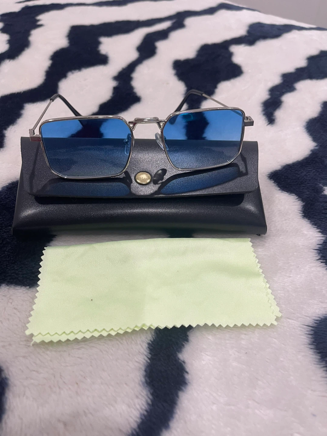 Square Sunglasses with Blue Gradient Lenses & Case - photo 5