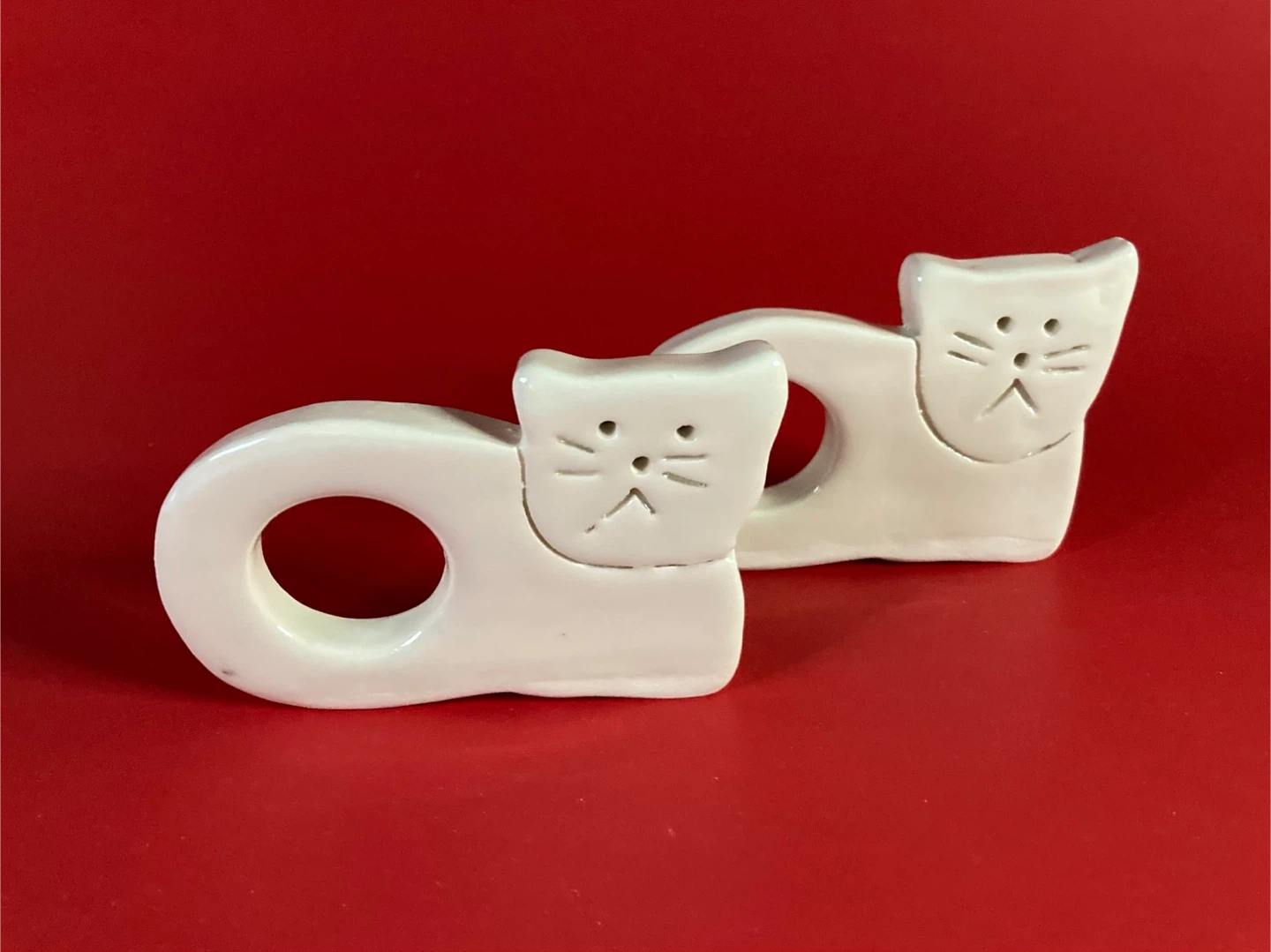 Set of 2 Cream Handmade Ceramic Cat Napkin Rings 🧡 - photo 2