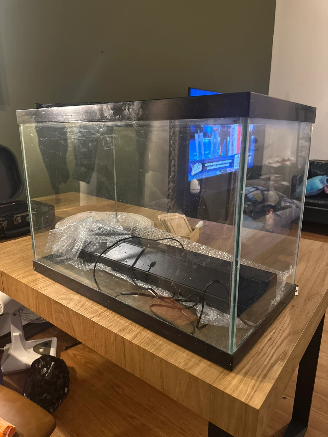 25 Gallon Aquarium Tank with Decor, Light, and fish feeder - photo 3