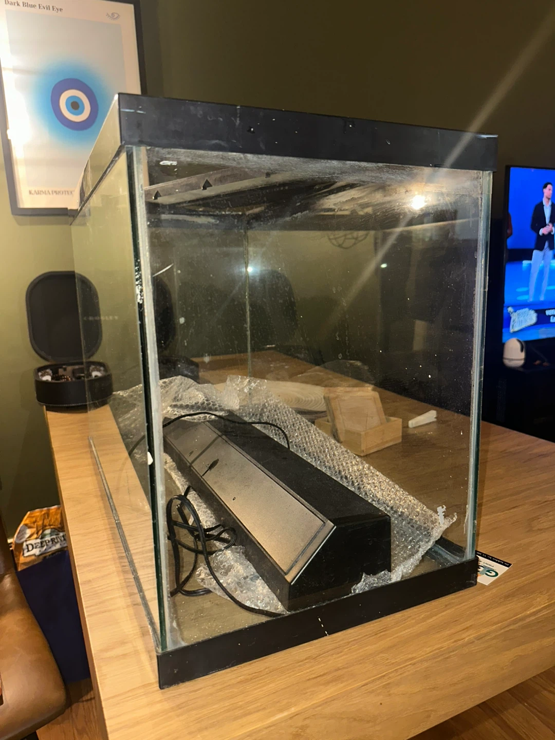 25 Gallon Aquarium Tank with Decor, Light, and fish feeder - photo 2