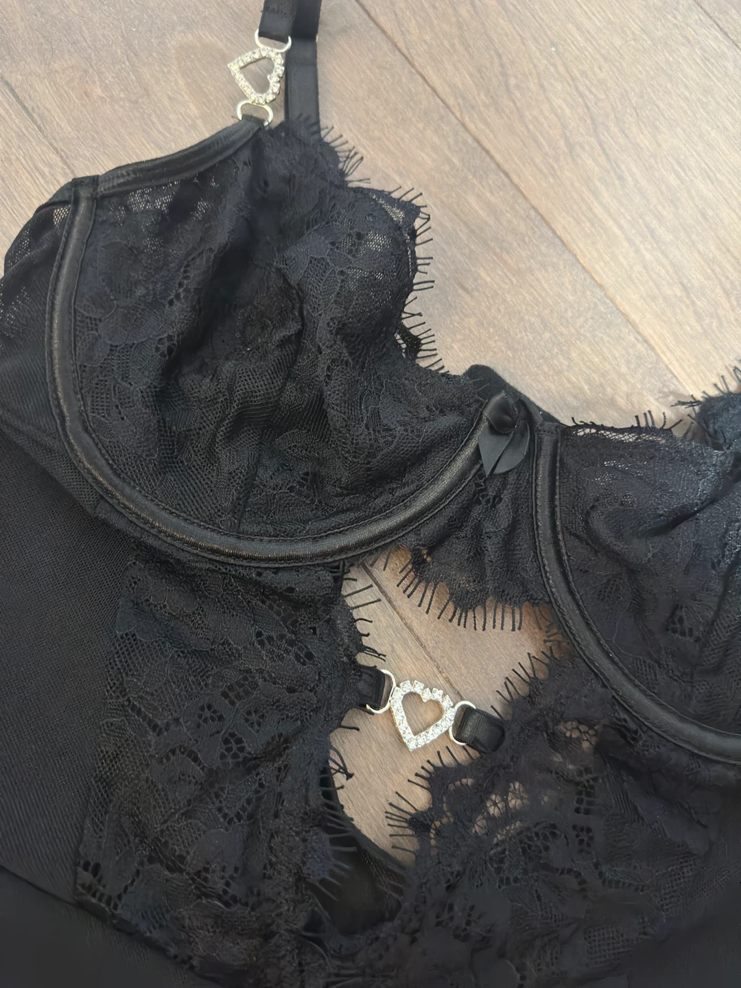 Black lace teddy bodysuit with heart detail - photo 3