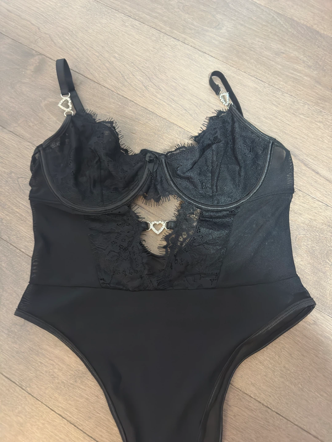 Black lace teddy bodysuit with heart detail - photo 2