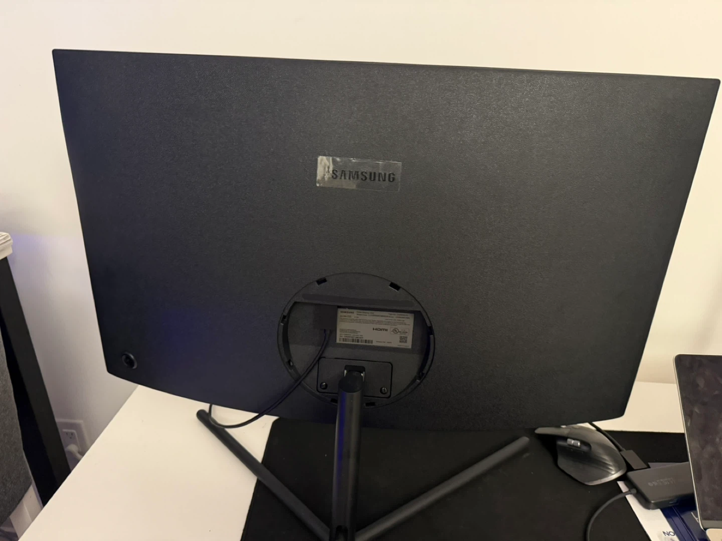 Samsung 32 inch Curved Monitor 4K UHD resolution (3840 × 2160).
