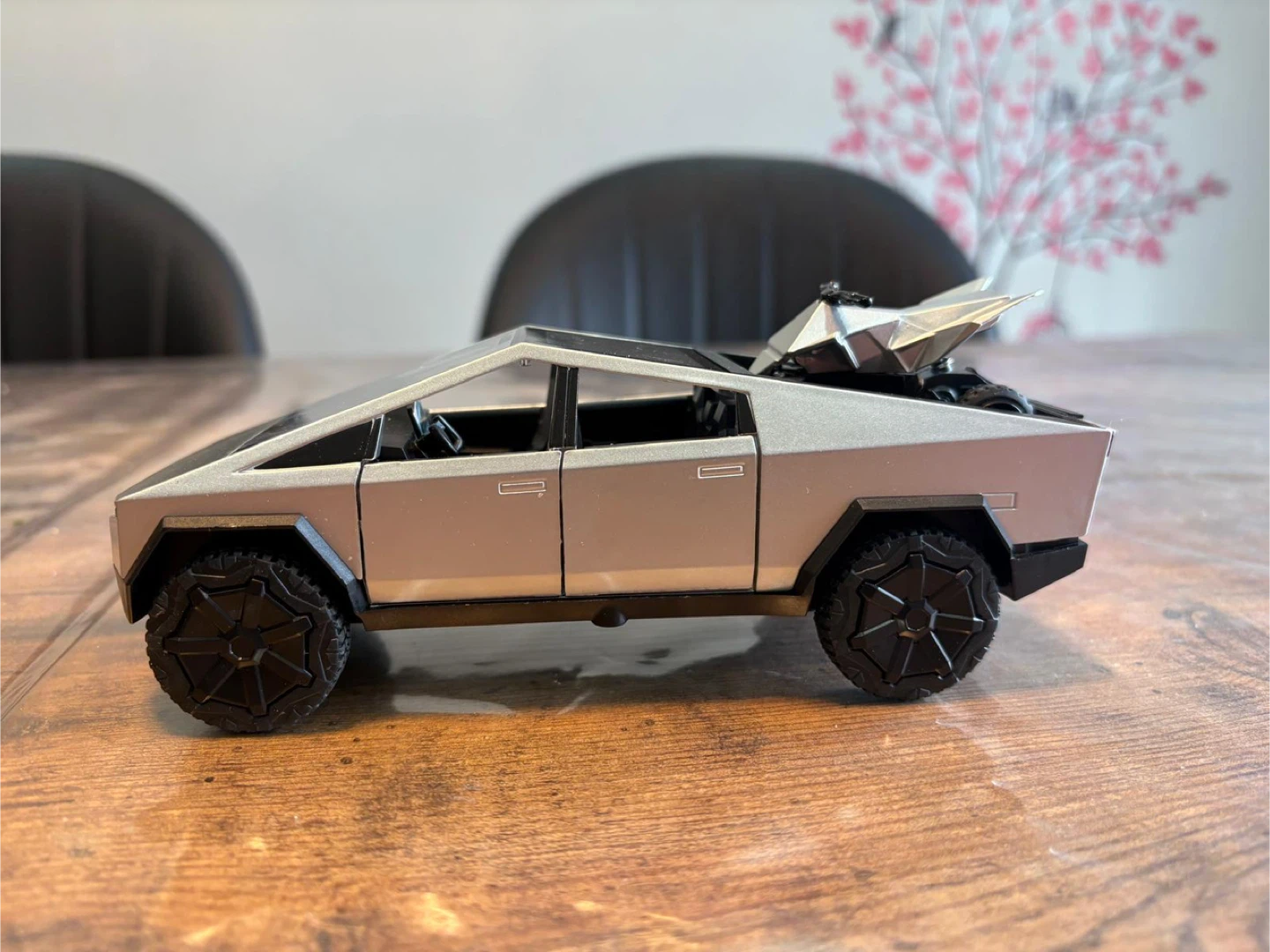 Die-Cast Model Tesla Cybertruck 1:32 Scale with ATV