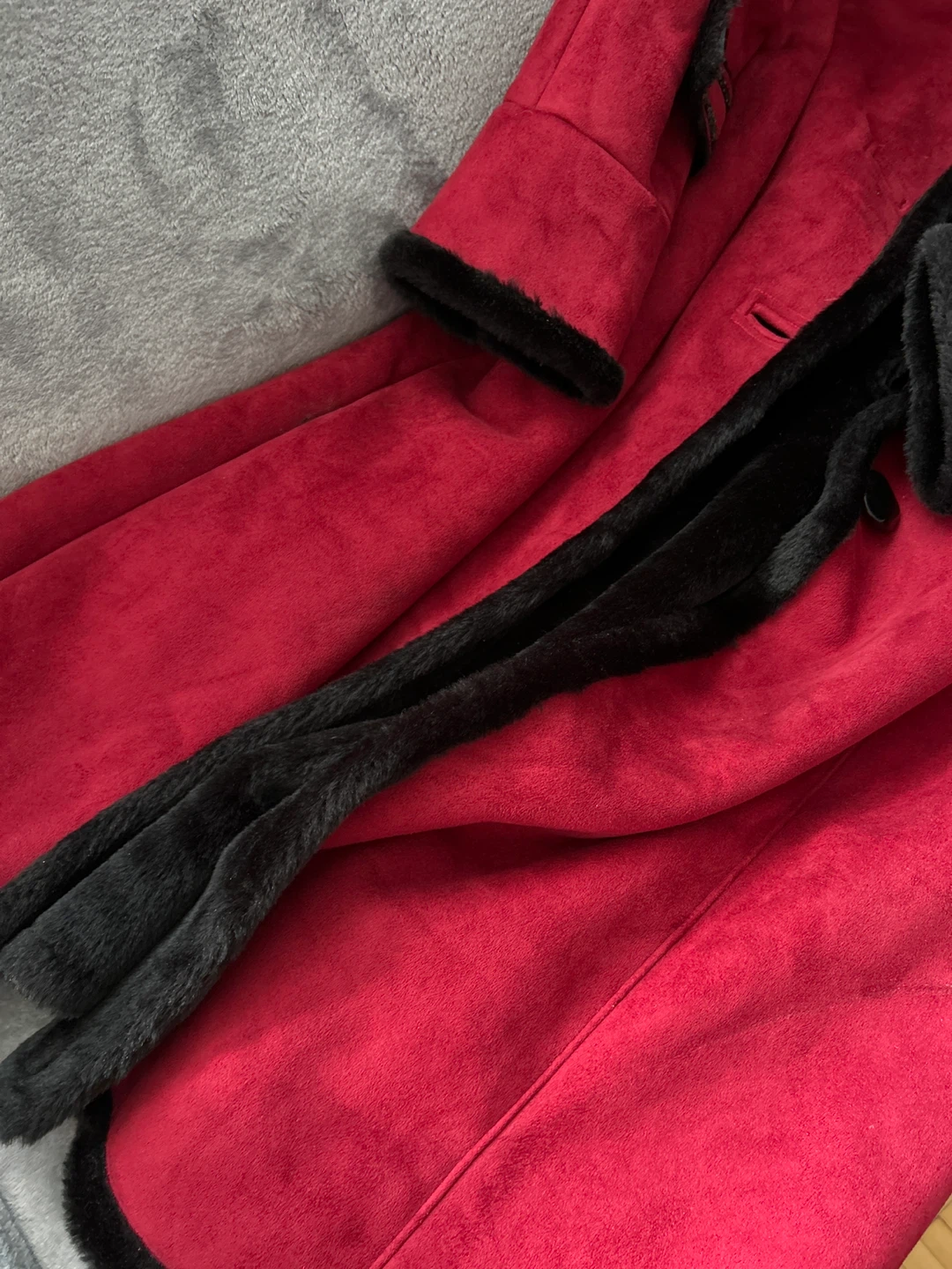 Red faux suede coat with black faux fur trim - photo 4