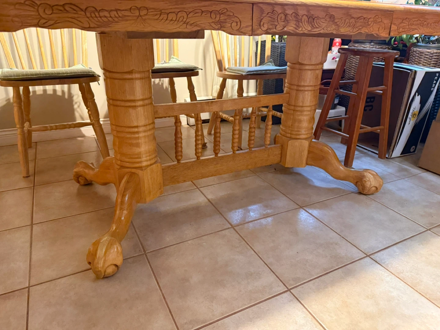 Solid Oak Dining Table with Ornate Pedestal Base - photo 3