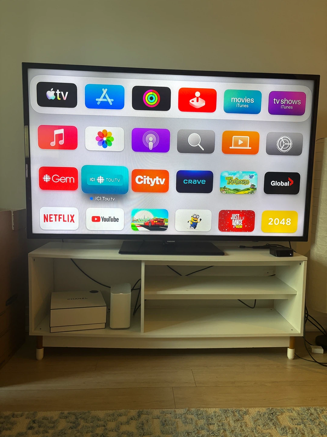Samsung TV and TV Stand - photo 2