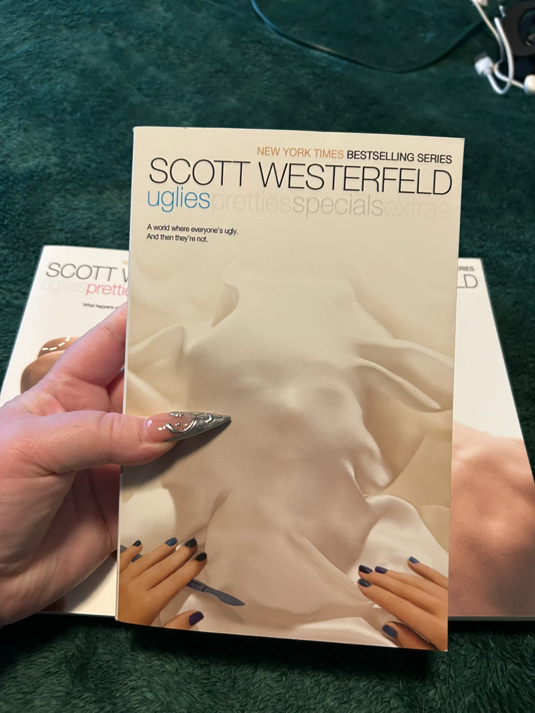 Scott Westerfeld Uglies, Pretties, Specials - photo 2