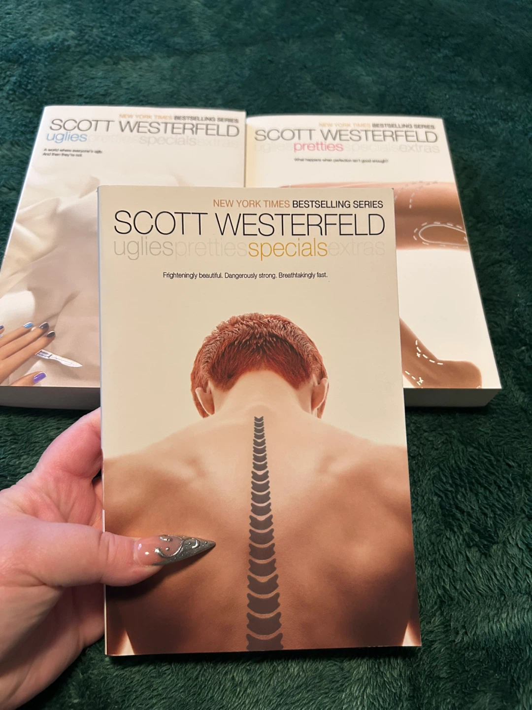Scott Westerfeld Uglies, Pretties, Specials - photo 4