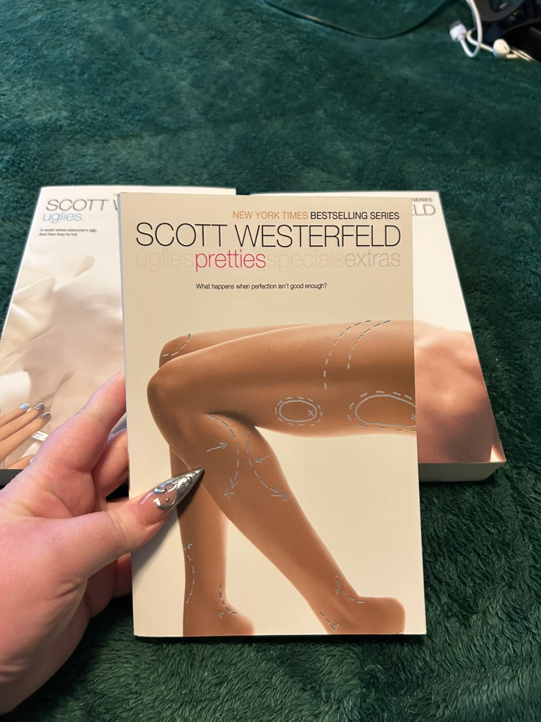 Scott Westerfeld Uglies, Pretties, Specials - photo 3