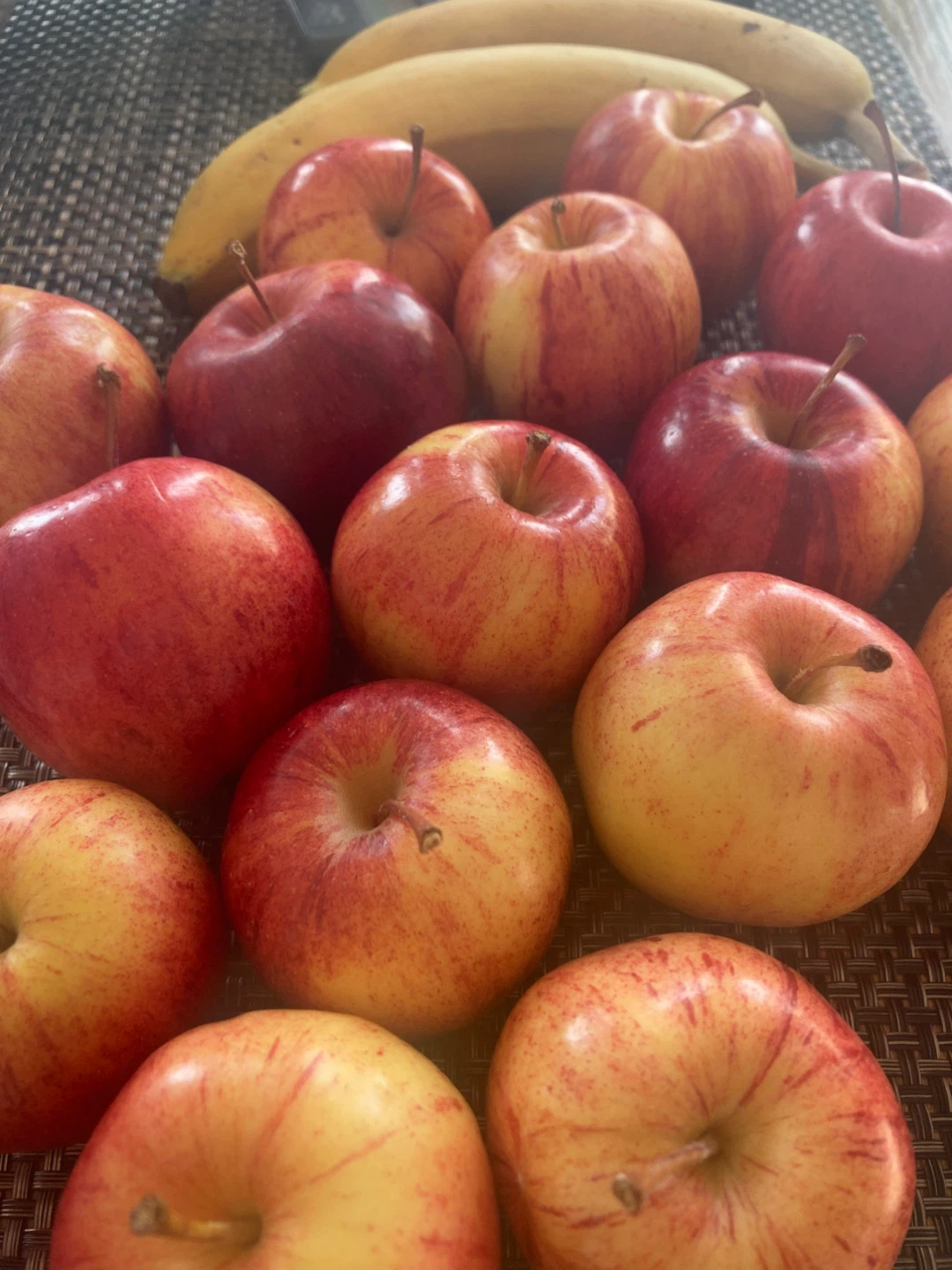 16 Apples and 2 Bananas