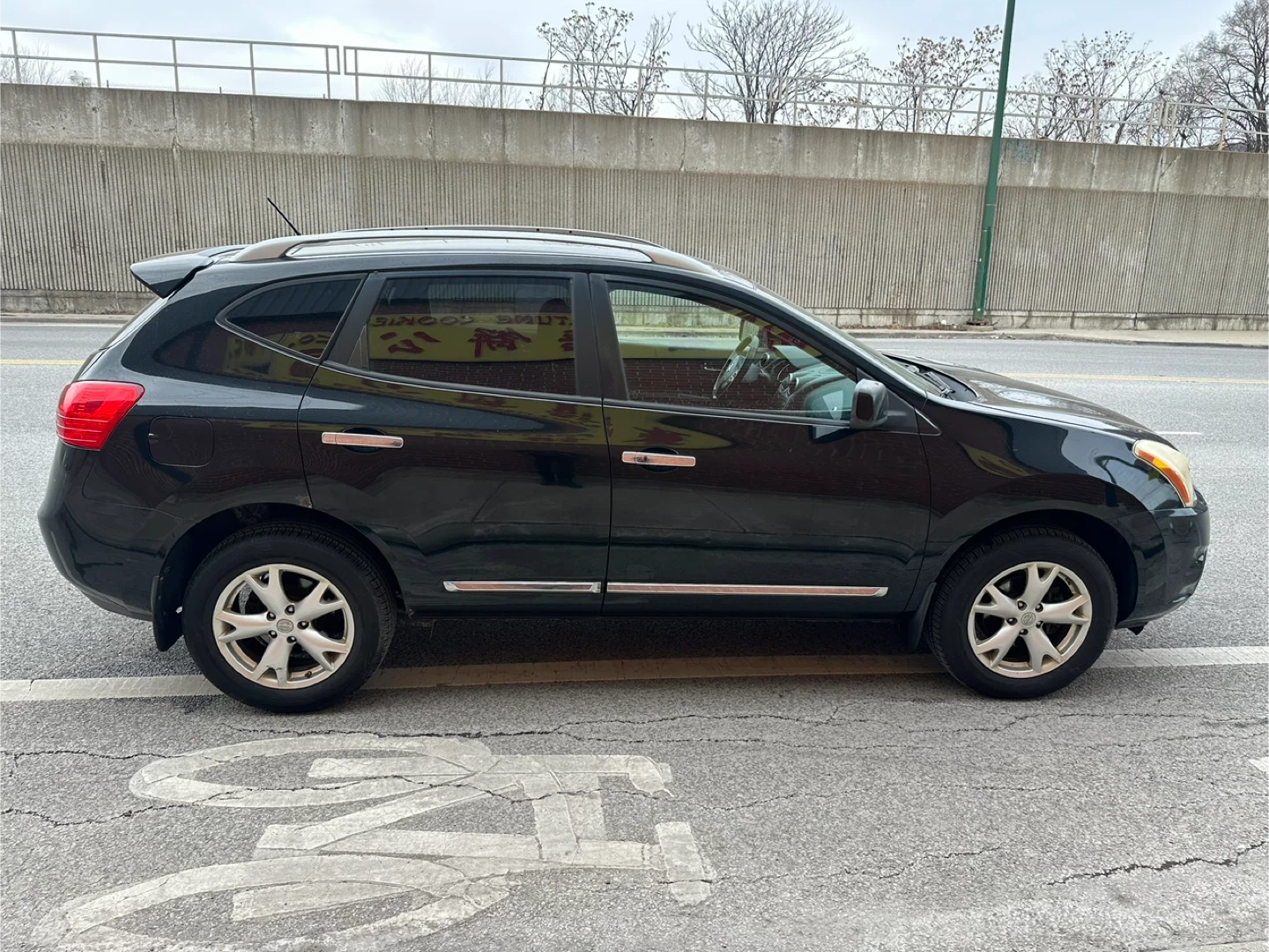 2011 Black Nissan Rogue SV SUV