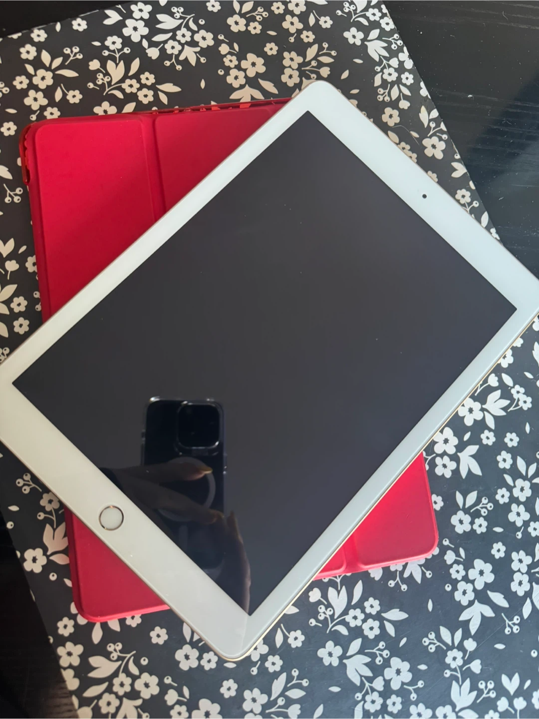 Apple iPad 5th Gen 64GB (2017) – Rose Gold – Great Condition - photo 5