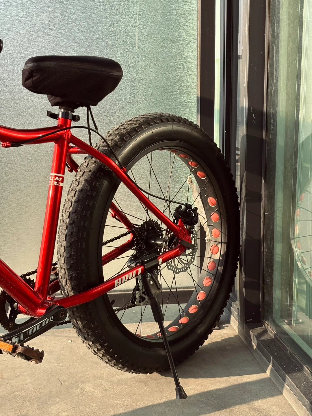 Red CCM Fat Bike – Great Condition + Free Lock - photo 4