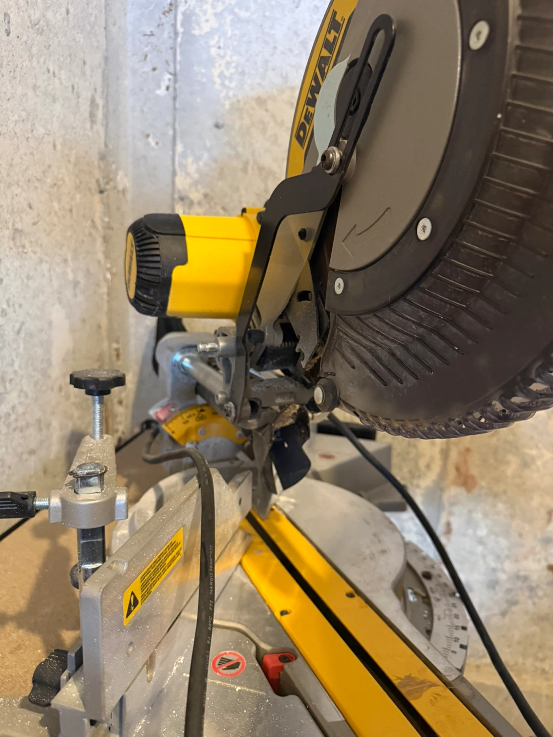 DEWALT DWS779 Double Bevel Sliding Mitre Saw - photo 2
