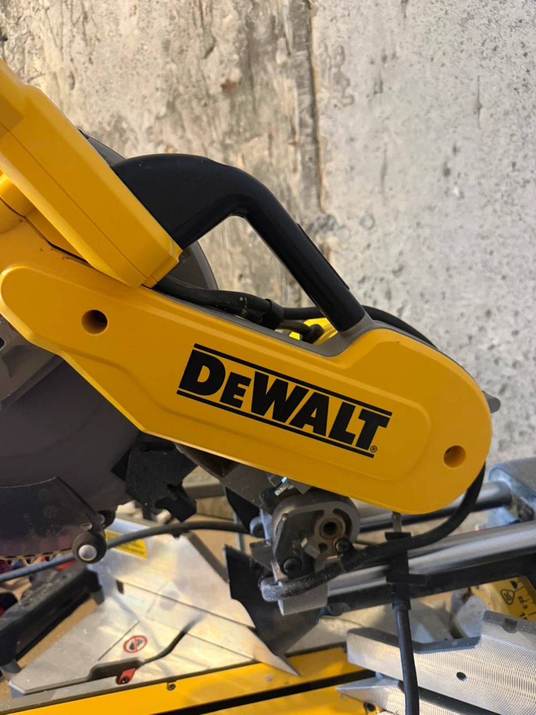 DEWALT DWS779 Double Bevel Sliding Mitre Saw - photo 3