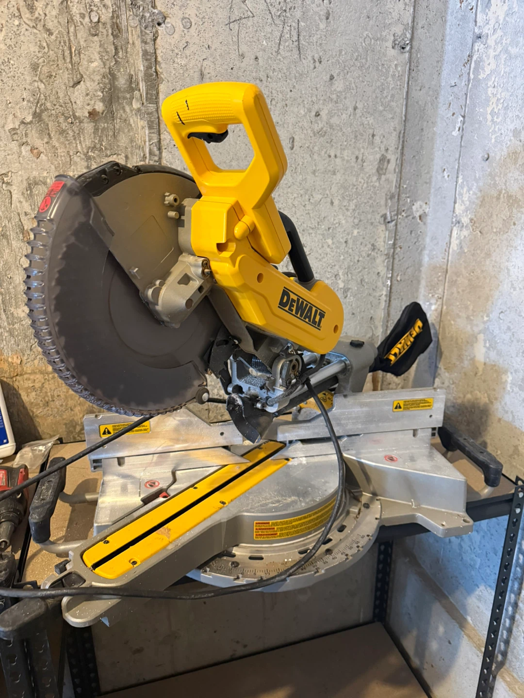 DEWALT DWS779 Double Bevel Sliding Mitre Saw