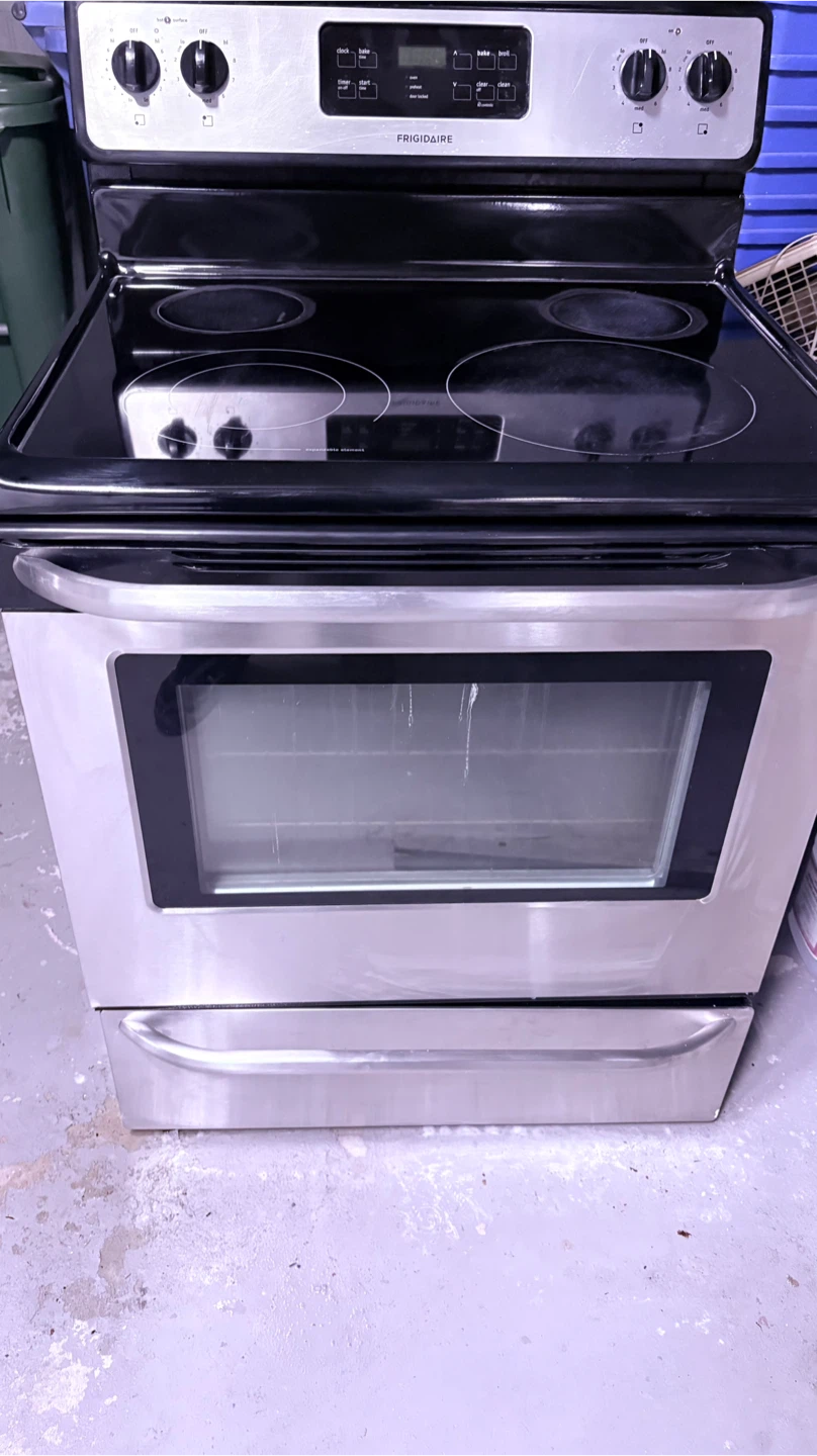 Frigidaire Electric stove 28”