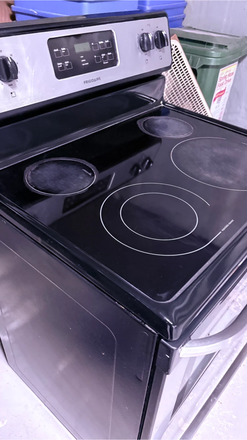 Frigidaire Electric stove 28” - photo 4