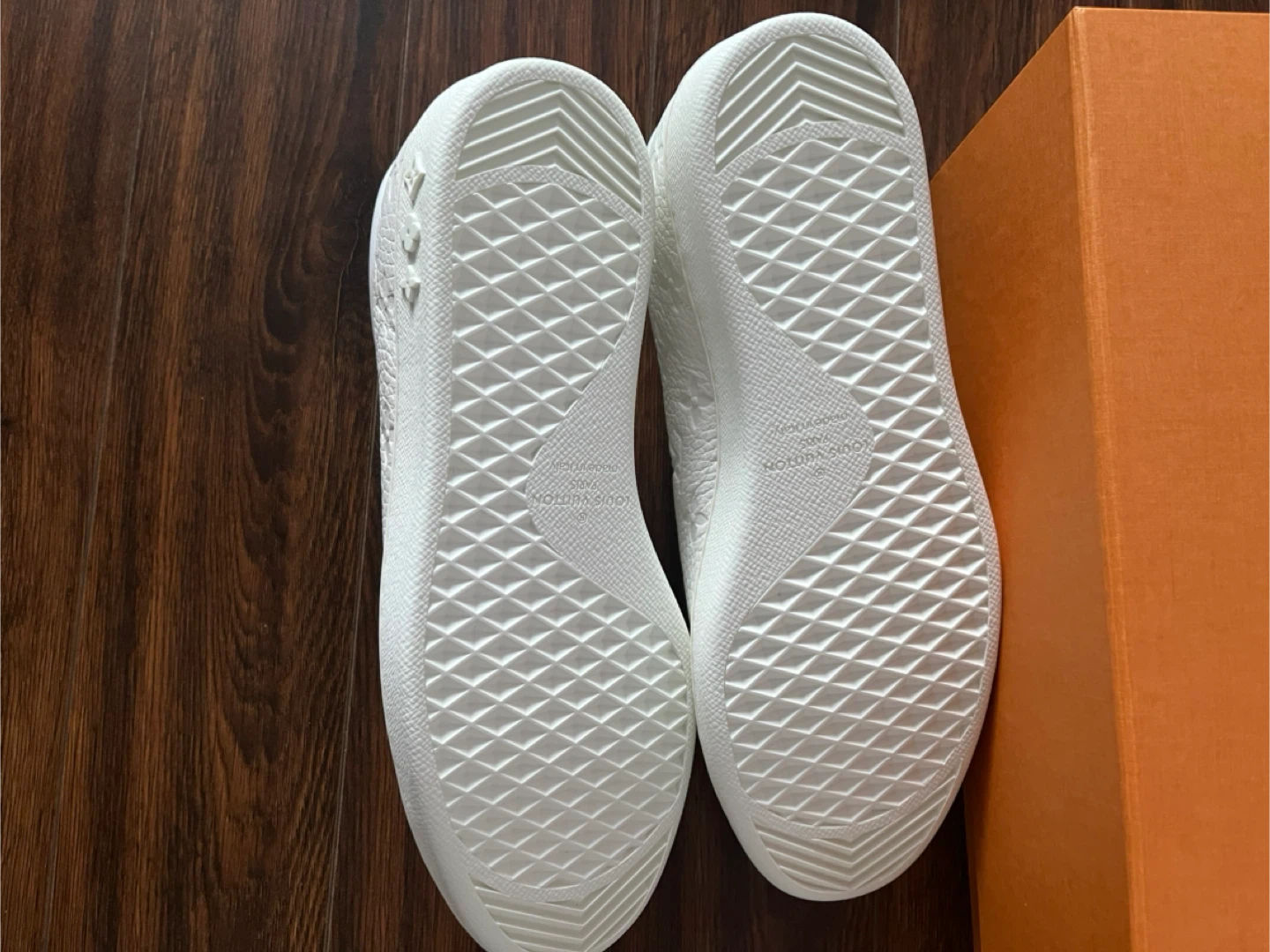 Louis Vuitton White Monogram Leather Sneakers – Size 7.5 - photo 3