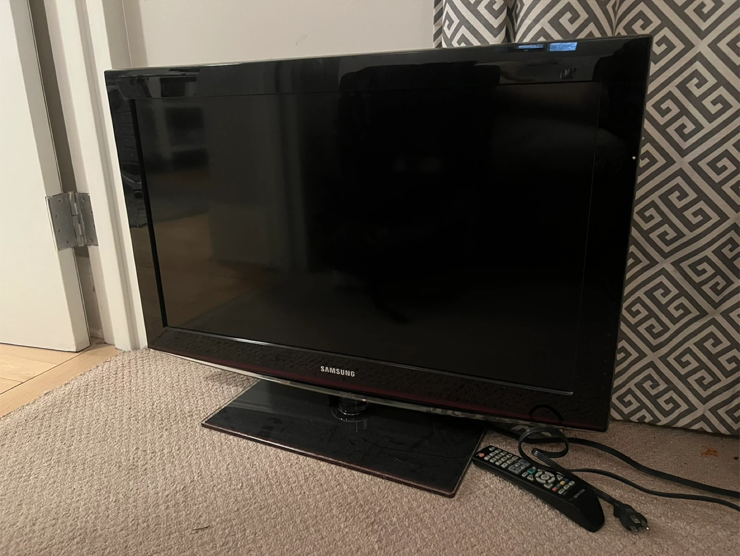 32” Samsung Flat Screen TV with Remote