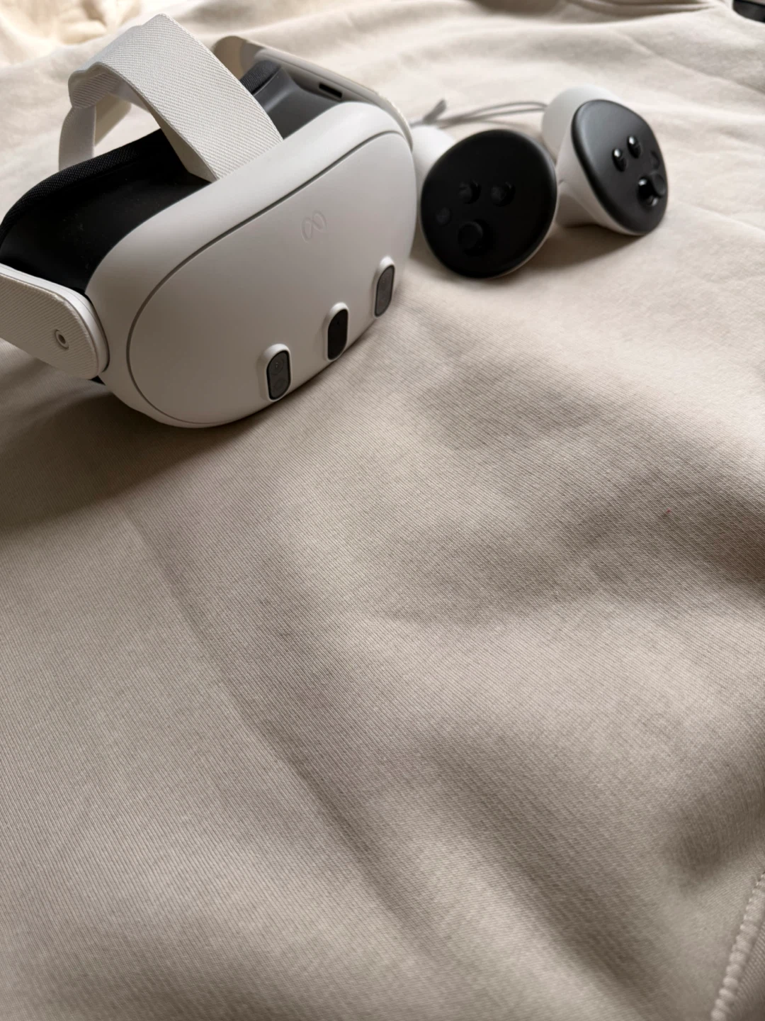 Meta Quest 3 512GB VR Headset with Touch Plus Controllers - photo 3