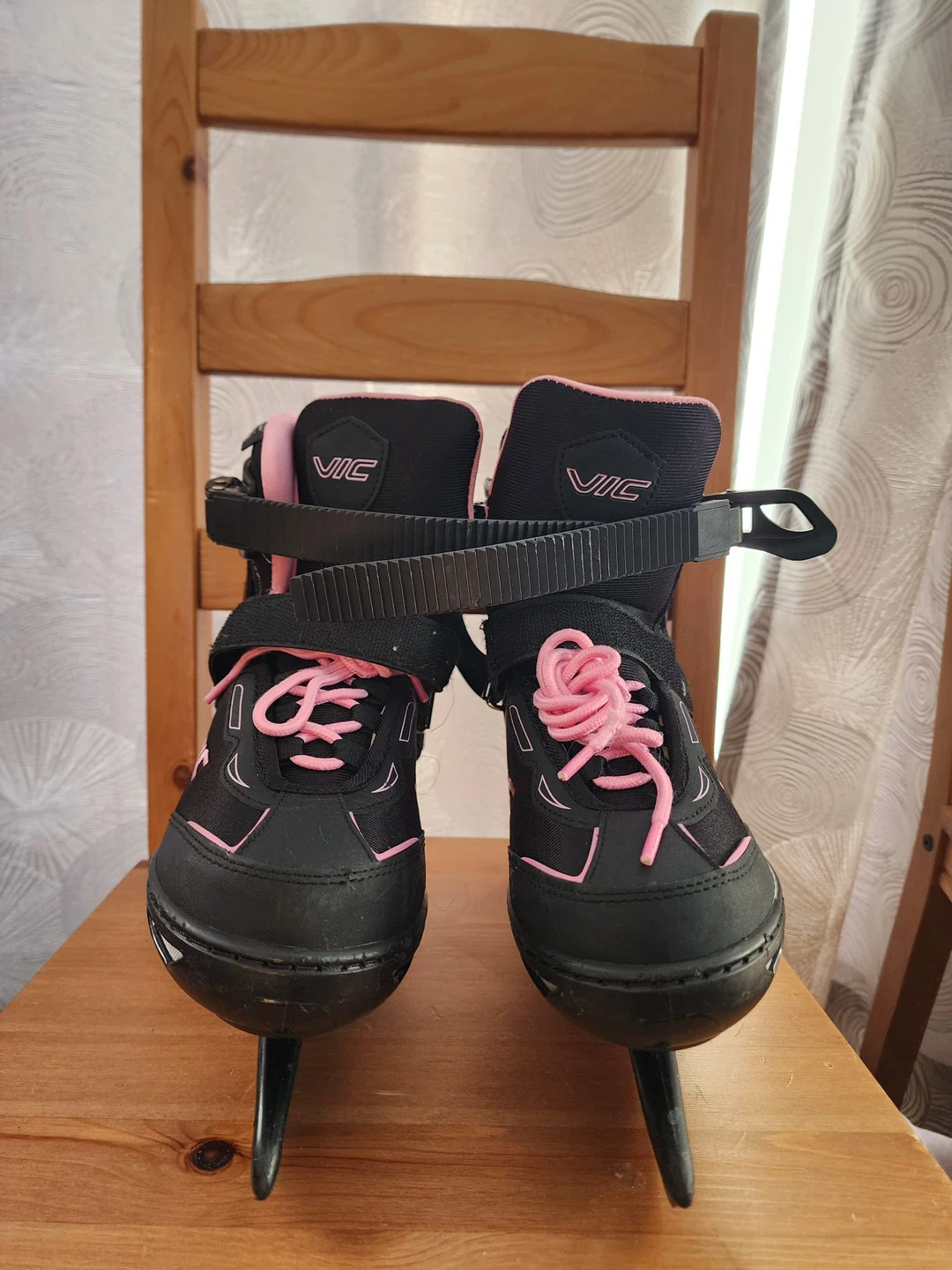 VIC Hockey Ice Skates - Youth Size 4-5.5