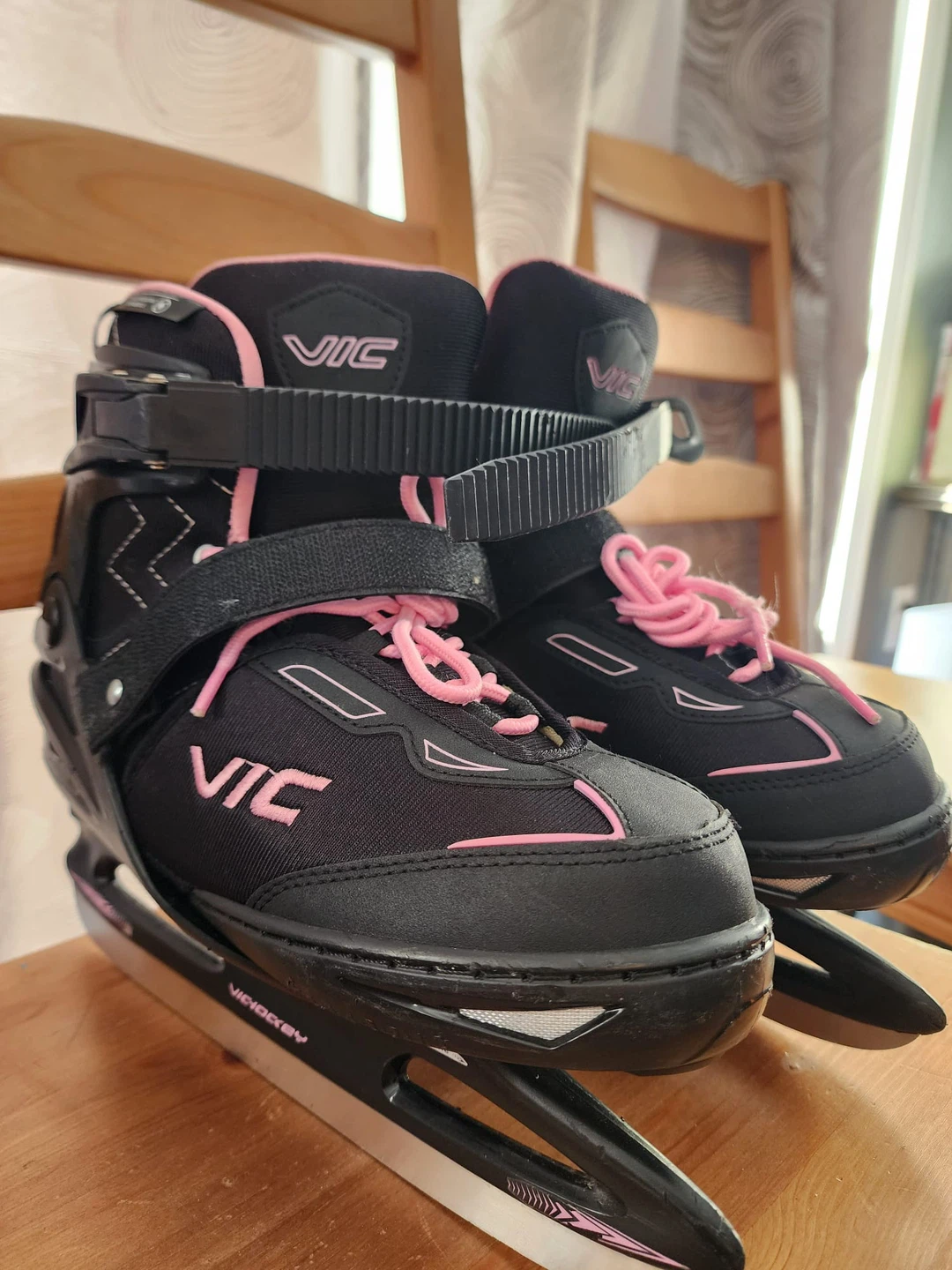 VIC Hockey Ice Skates - Youth Size 4-5.5 - photo 2