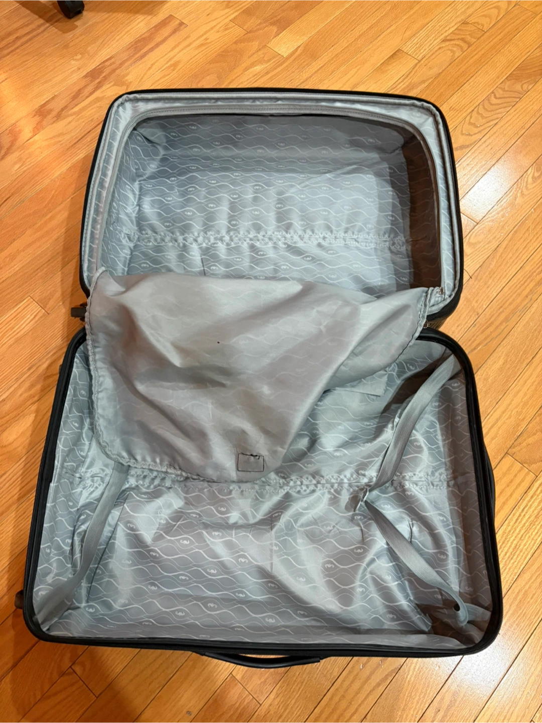 Atlantic  Luggage Suitcase Carbon Fiber ( DENTed CORNER) - photo 3