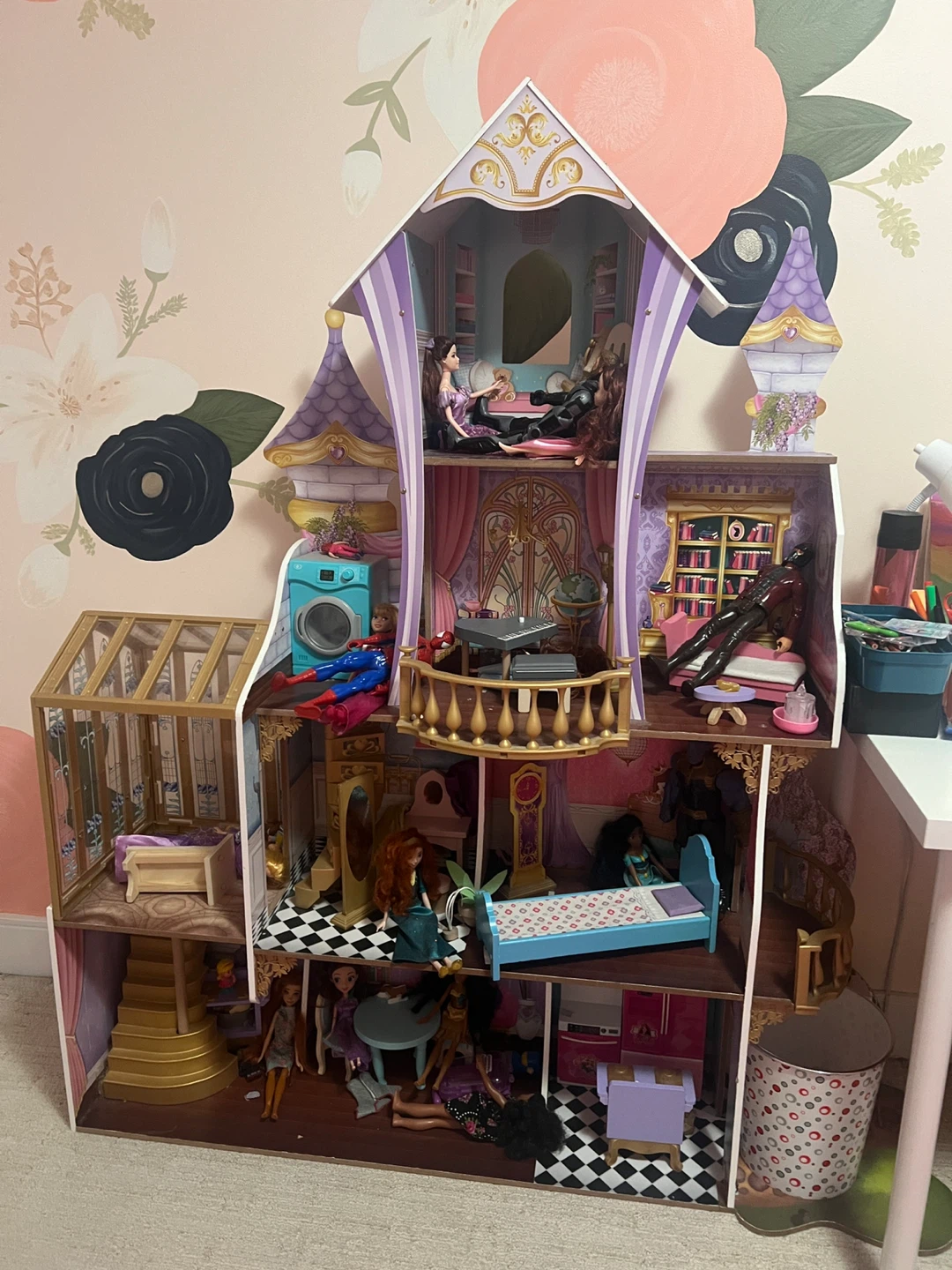 Dollhouse with Furniture and Dolls