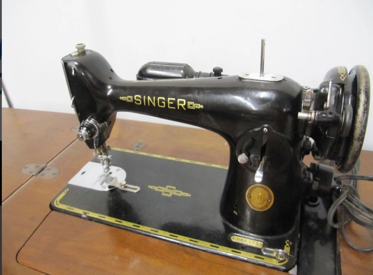 Vintage Singer 201-3 Sewing Machine w/ Original Cabinet - photo 2