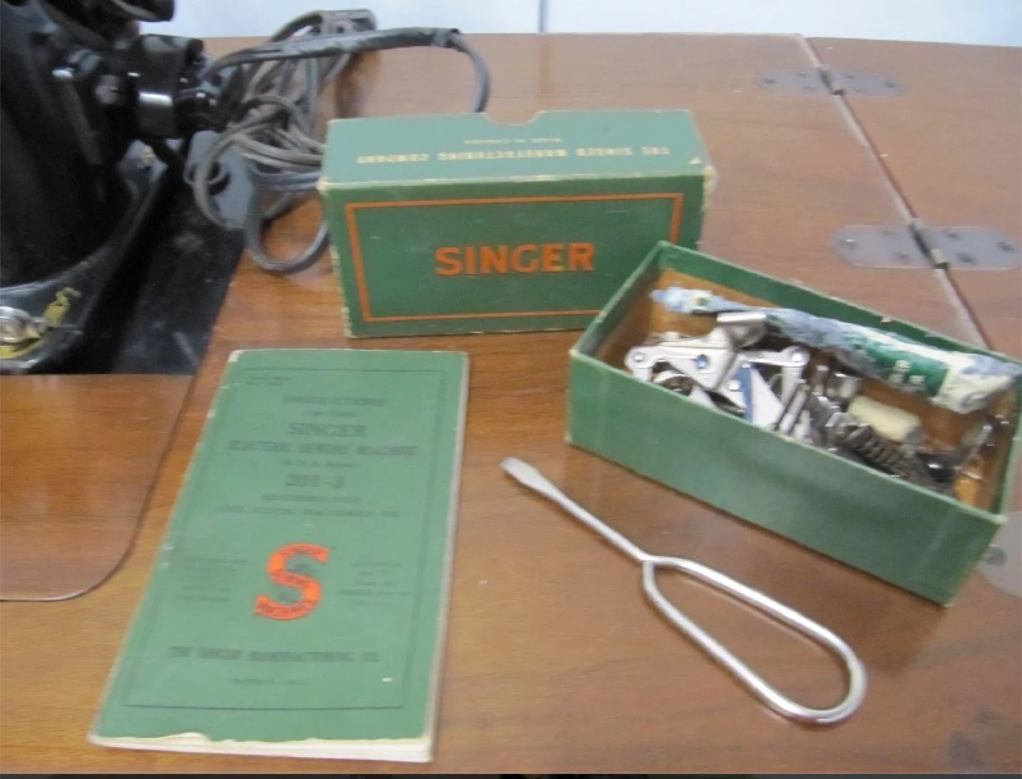 Vintage Singer 201-3 Sewing Machine w/ Original Cabinet - photo 3