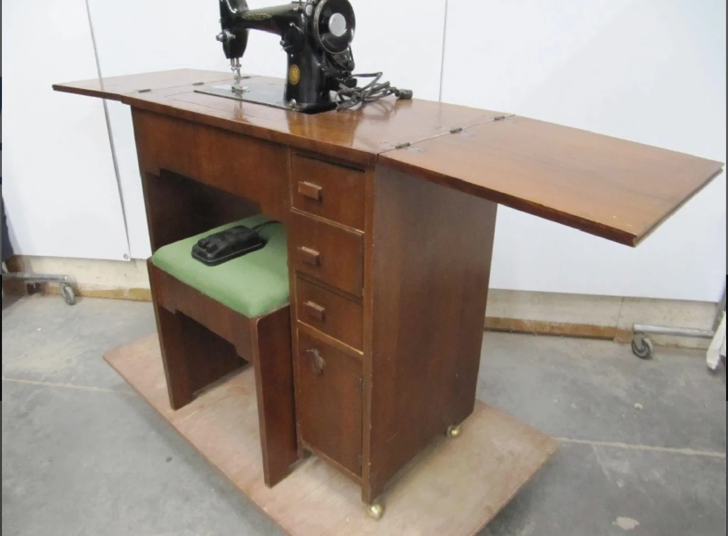 Vintage Singer 201-3 Sewing Machine w/ Original Cabinet - photo 5