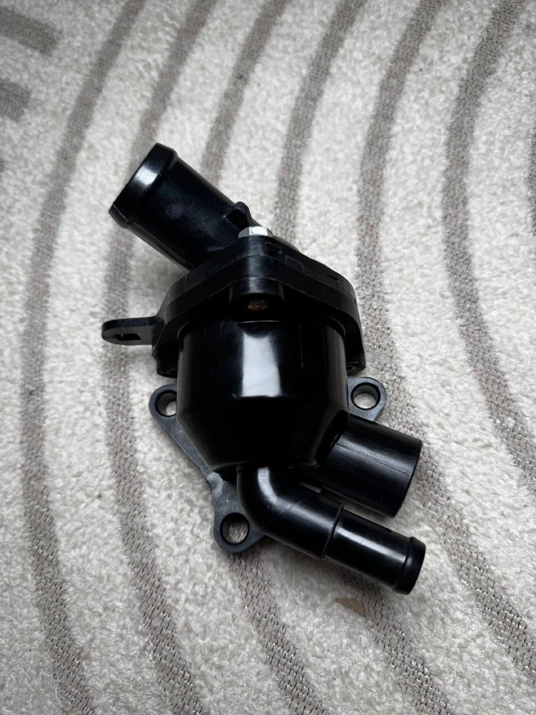 SecosAutoparts Thermostat Housing Assembly for