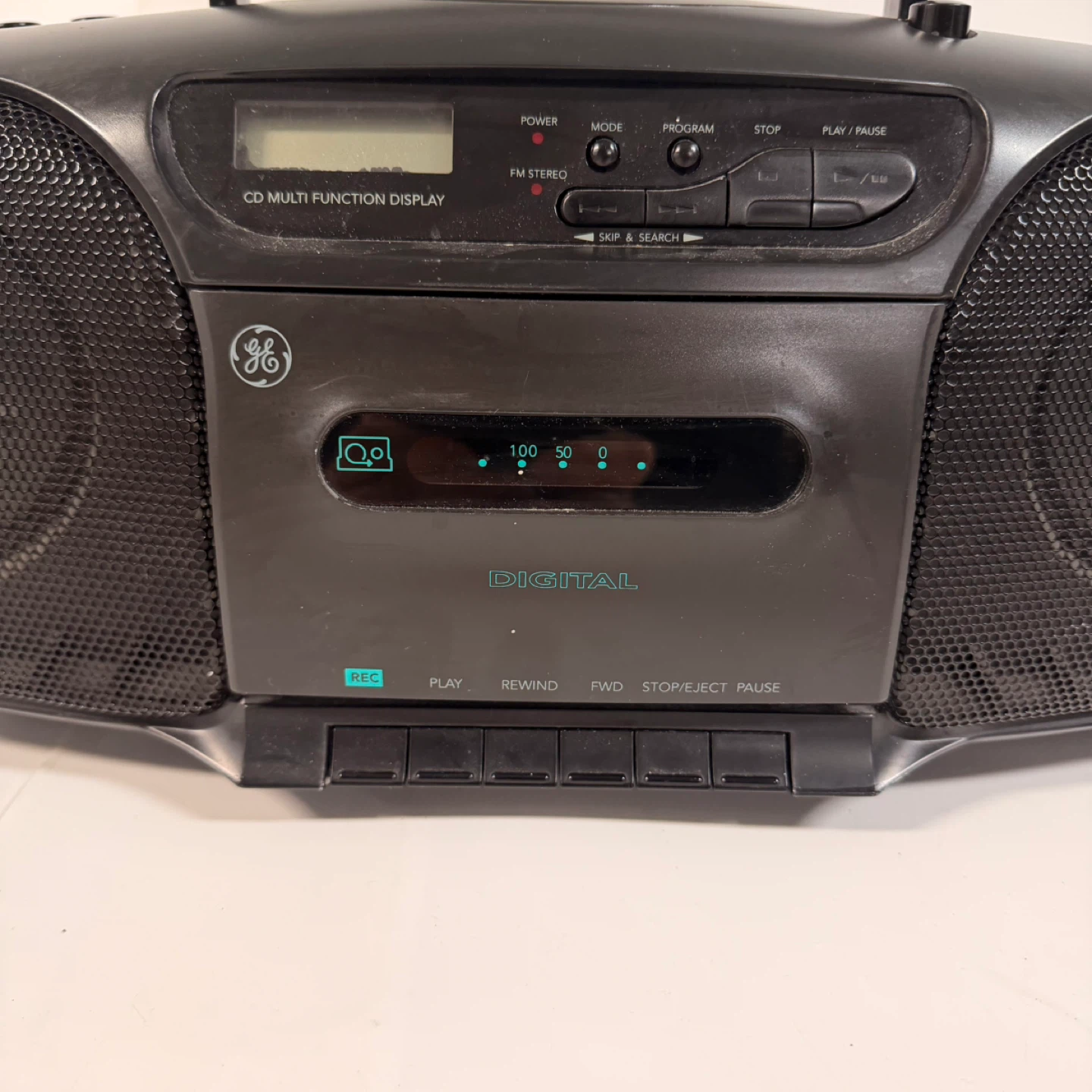 GE Boombox CD/Cassette Player with Radio - photo 2