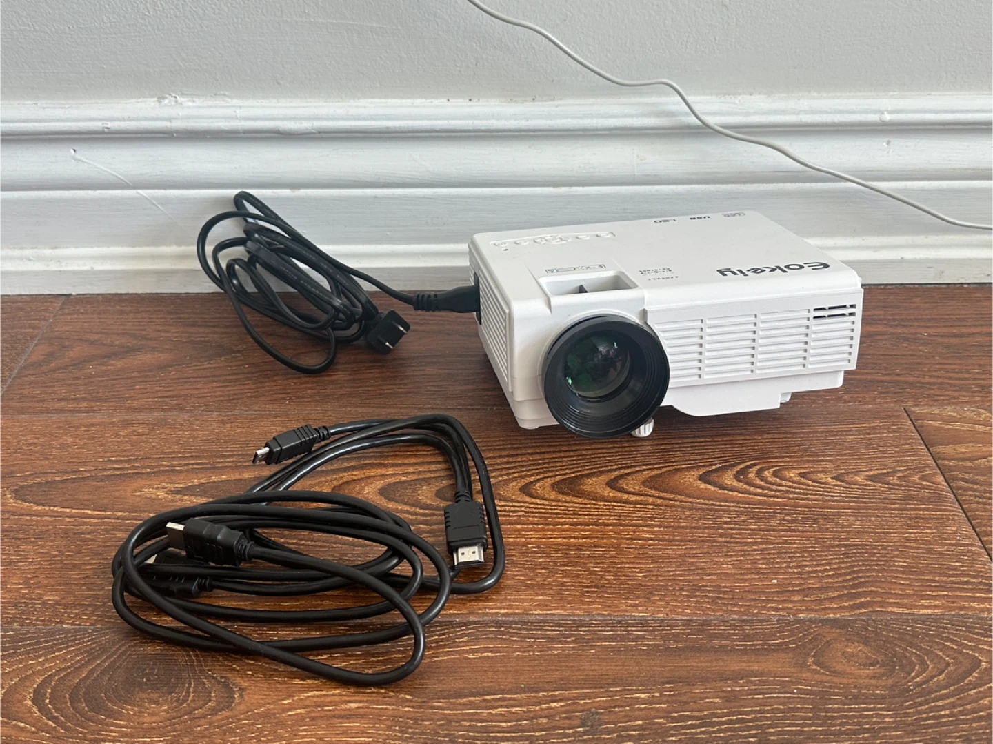 Eokely Projector with Cables