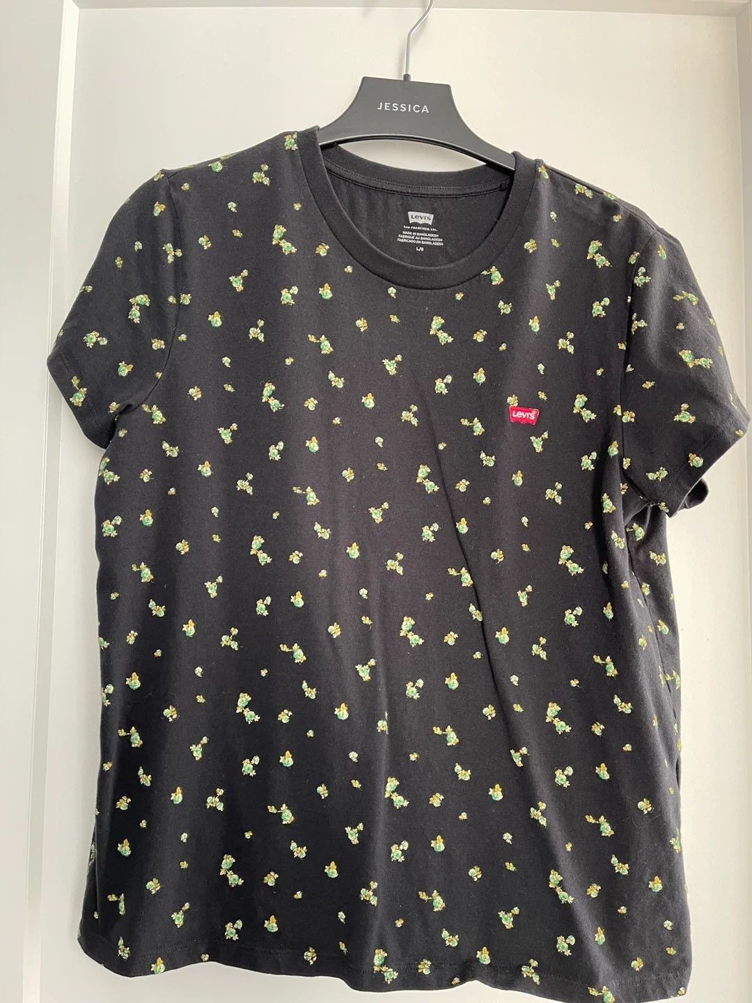 Bundle: Levi's Floral T-Shirt & Black Joggers - photo 3
