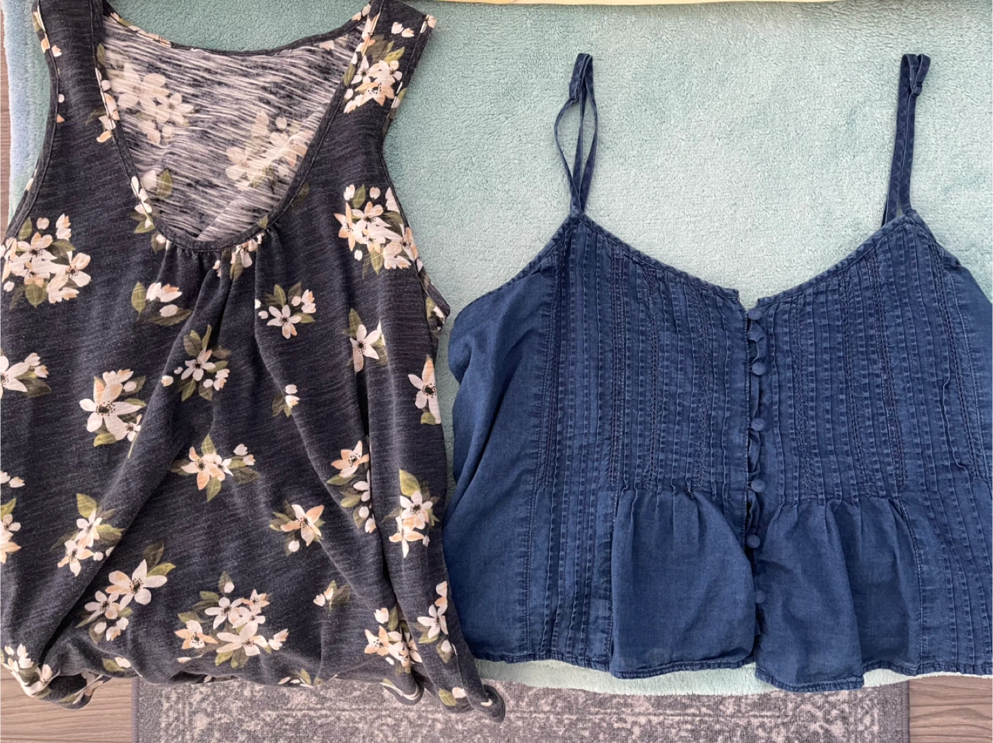Bundle: Levi's Floral T-Shirt & Black Joggers - photo 2