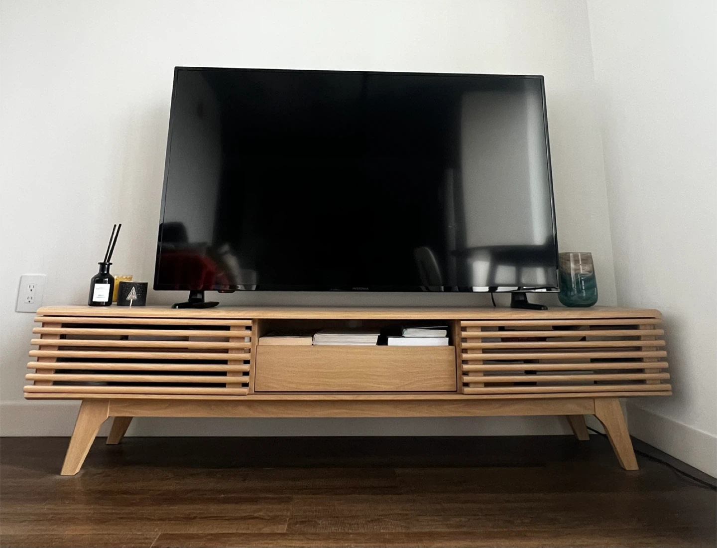 Insignia TV + Modern TV Stand – Sold Together - photo 2
