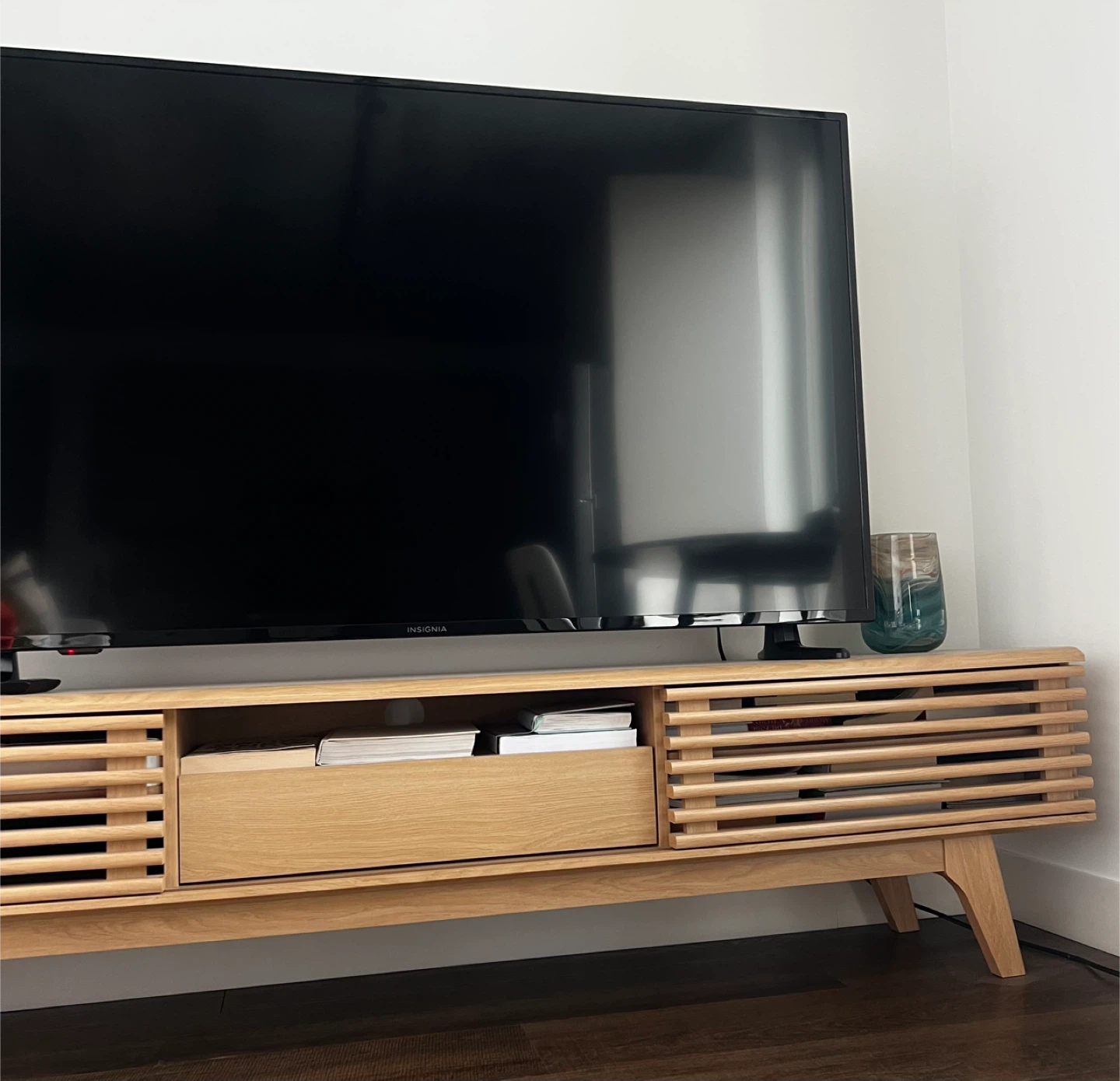 Insignia TV + Modern TV Stand – Sold Together - photo 5